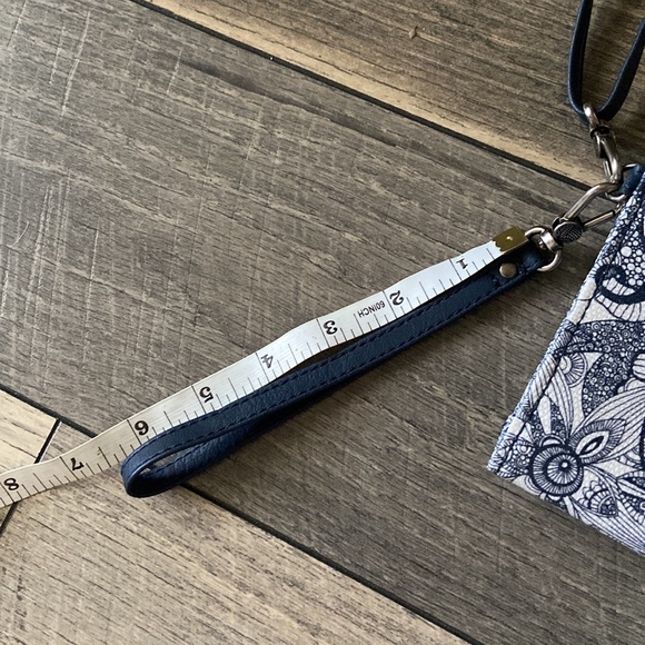 Sakroots Olympic Smartphone Crossbody/Wristlet/Wallet - Navy Spirit Desert - Picture 14 of 16